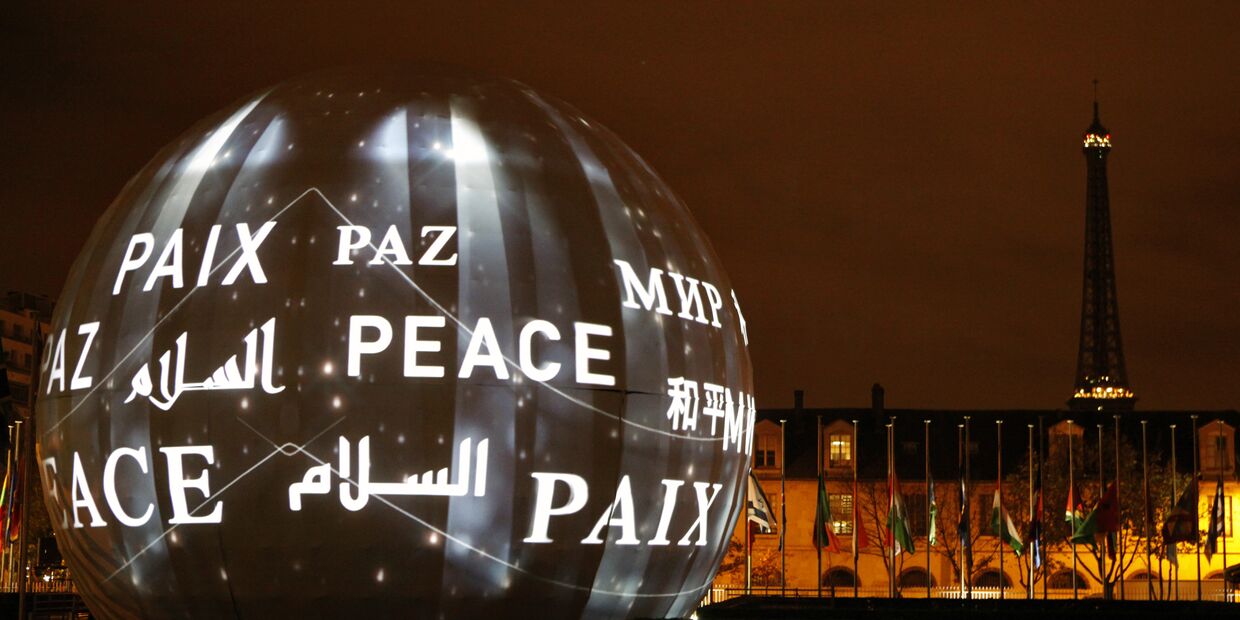 Надпись «мир» на разных языках у штаб-квартиры ЮНЕСКО в Париже, Франция