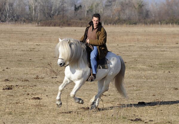 Президент Франции Николя Саркози верхом на лошади