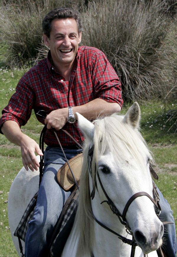 Президент Франции Николя Саркози верхом на лошади