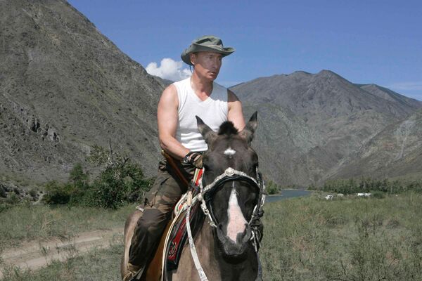 Президент России Владимир Путин во время конной прогулки