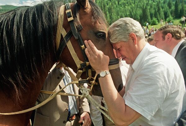 Президент России Борис Ельцин во время визита в Долину цветов