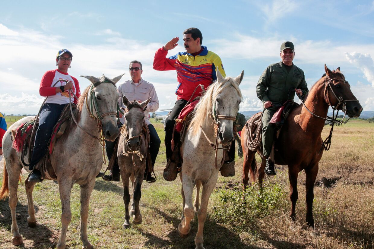 Президент Венесуэлы Николас Мадуро с министром обороны Падрино Лопесом верхом на лошадях в штате Кохедес