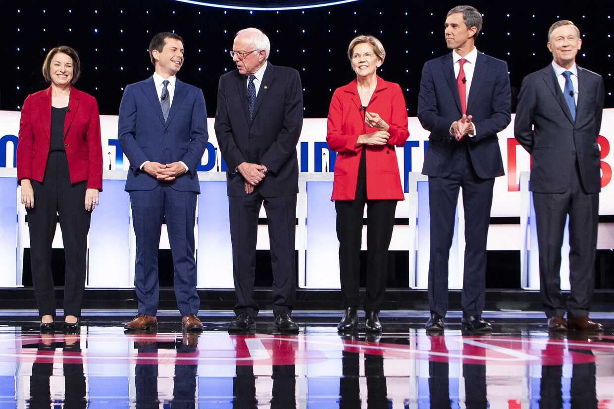 Кандидаты в президент США от Демократической партии во время дебатов