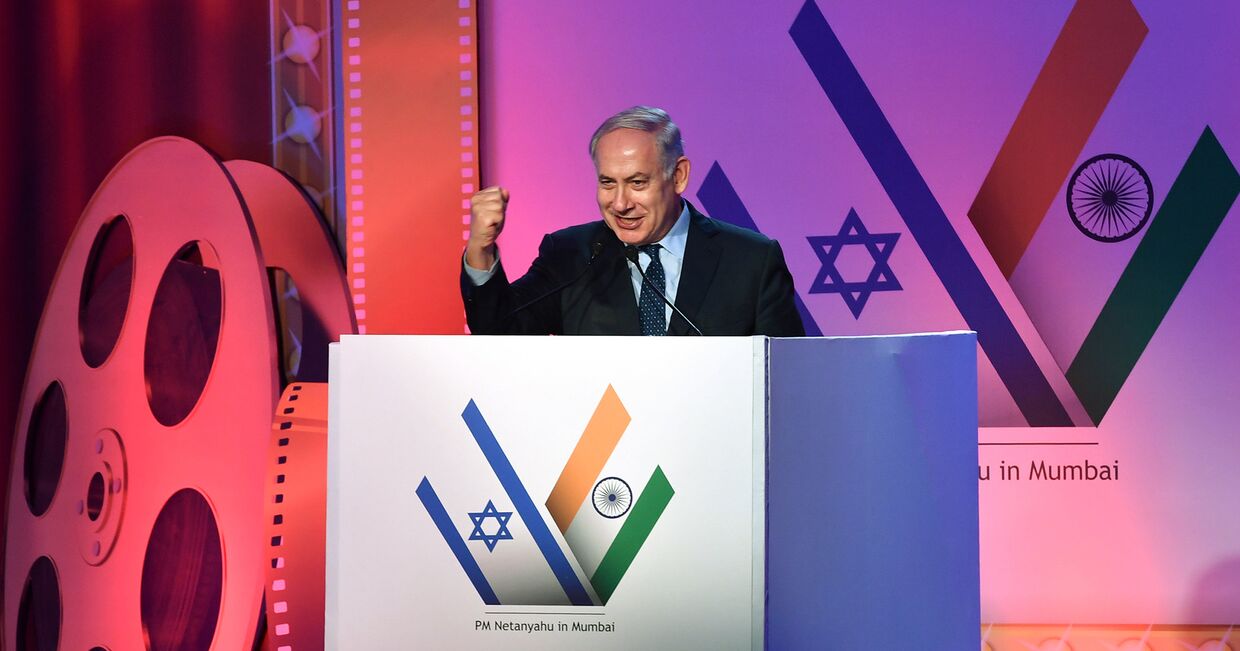 Премьер-министр Израиля Биньямин Нетаньяху выступает на мероприятии Shalom Bollywood в Мумбаи