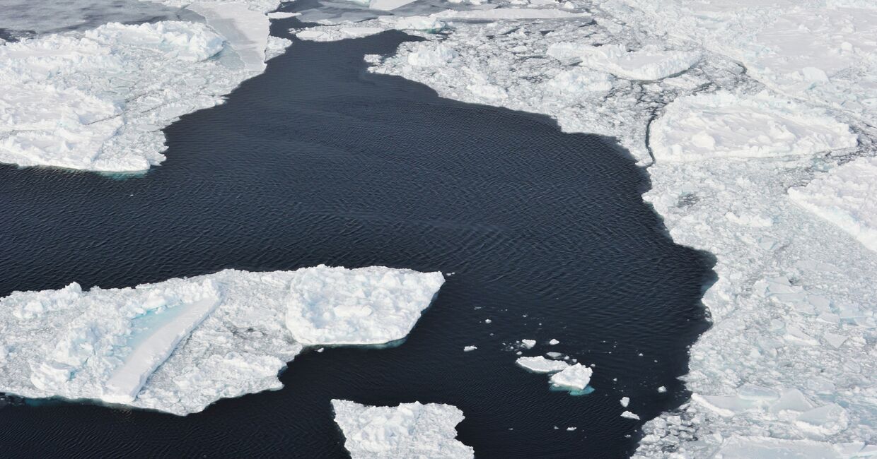 Льдины в Северном Ледовитом океане вблизи архипелага Земля Франца-Иосифа