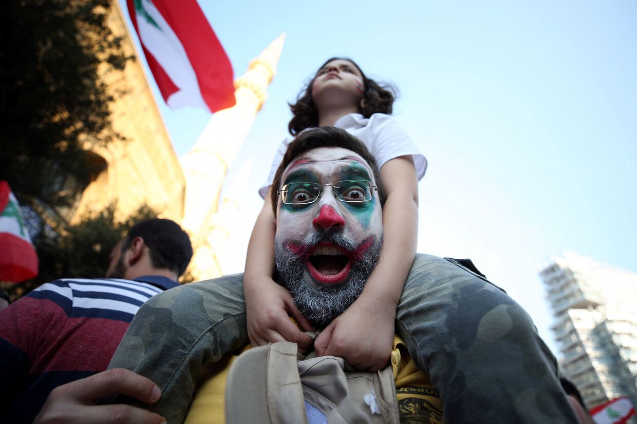 Участники антиправительственной акции протеста в Бейруте, Ливан