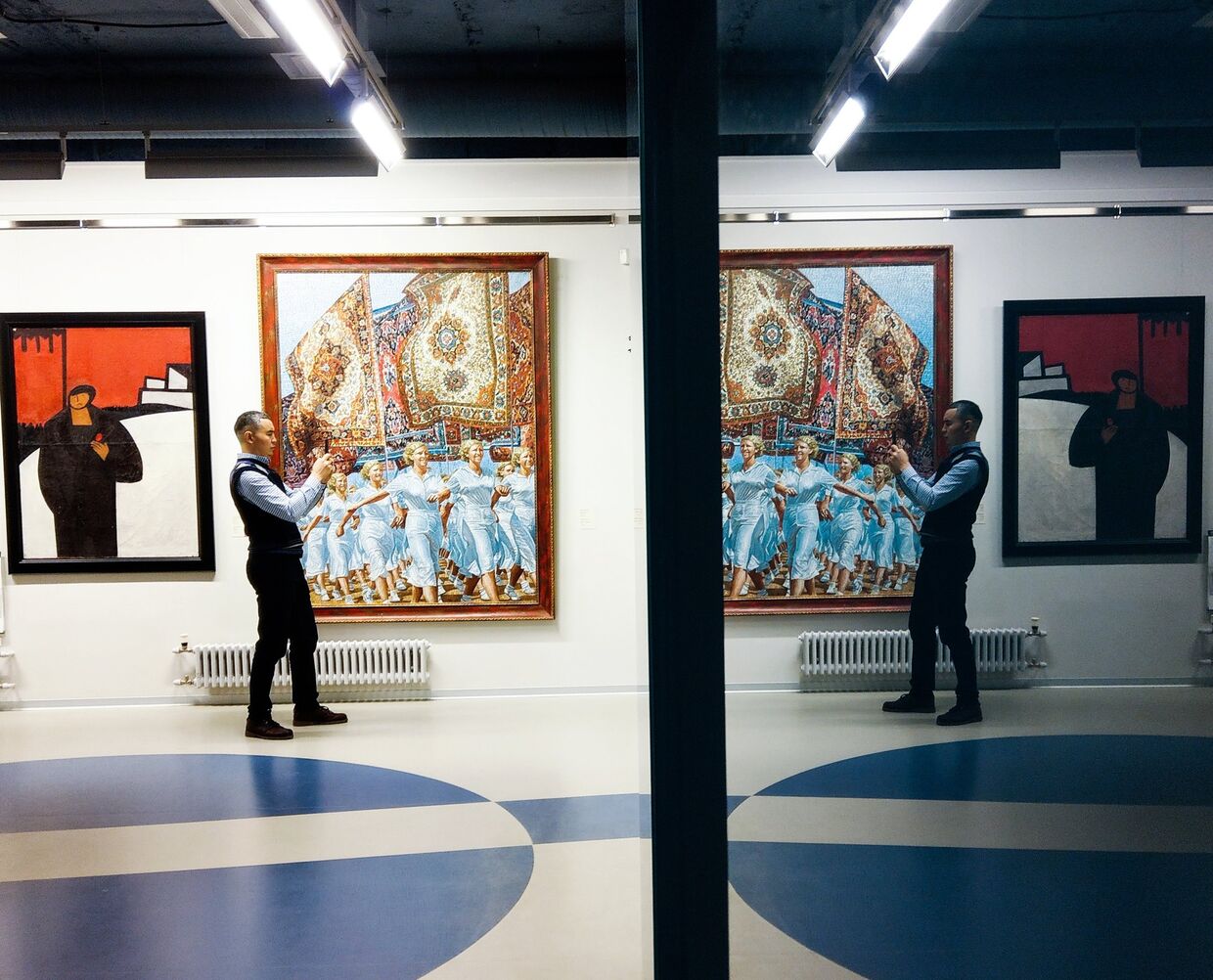 Посетитель делает фото в музее современного искусства Эрарта в Санкт-Петербурге