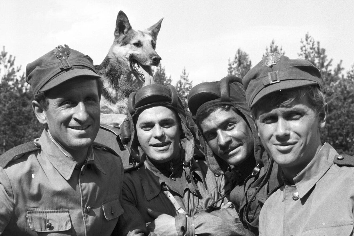 Кадр из сериала «Четыре танкиста и собака»