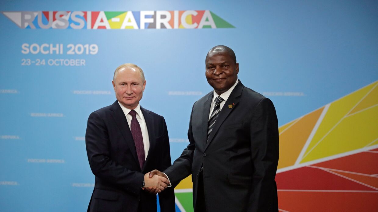 Президент РФ Владимир Путин и президент Центральноафриканской Республики Фостен-Арканж Туадера во время встречи на полях саммита Россия - Африка