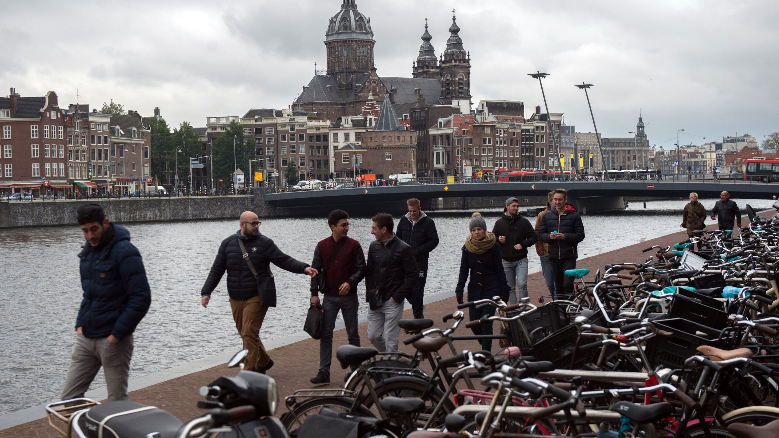 Около 50. Амстердам люди. Нидерланды уровень жизни. Амстердам люди фото. Жить в Европе.