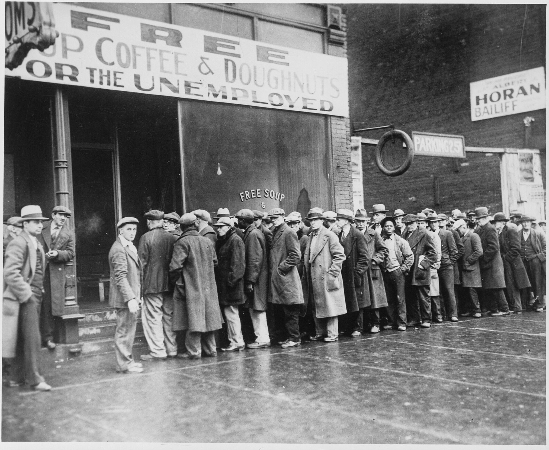 Безработные мужчины у бесплатной столовой, открытой Аль Капоне в эпоху депрессии в Чикаго, Иллинойс, США, 1931 - ИноСМИ, 1920, 23.10.2021