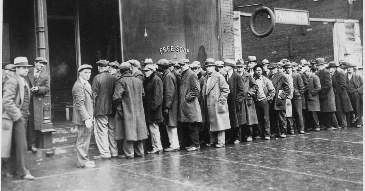 Безработные мужчины у бесплатной столовой, открытой Аль Капоне в эпоху депрессии в Чикаго, Иллинойс, США, 1931