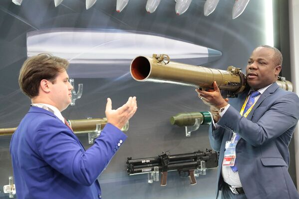 Посетитель держит российский гранатомет РПГ-29 на выставке в Сочи