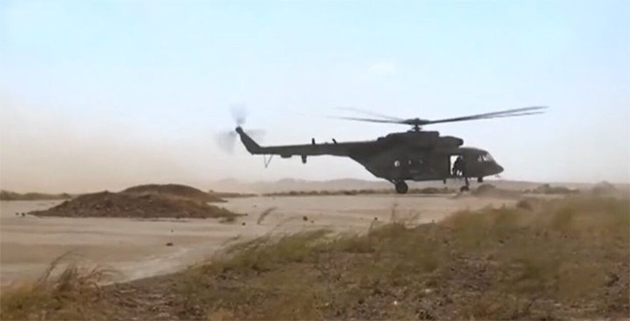 Прибытие российских вертолетов на бывшую базу США в Сирии