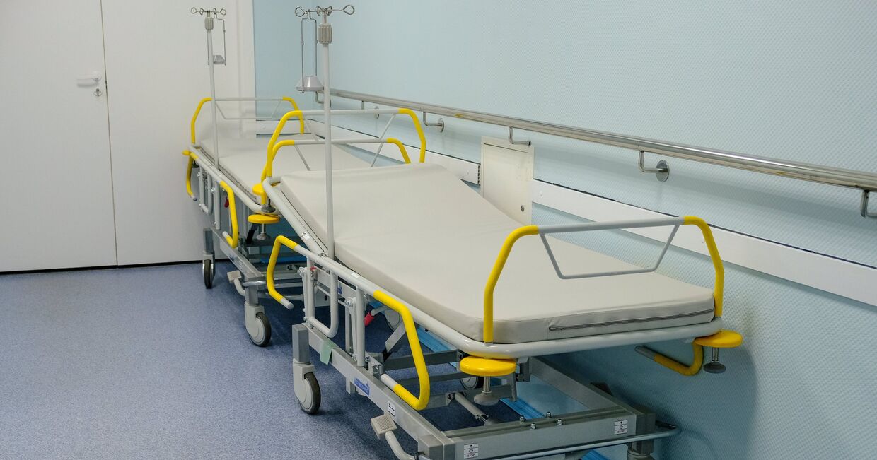 Функциональная кровать в коридоре больницы