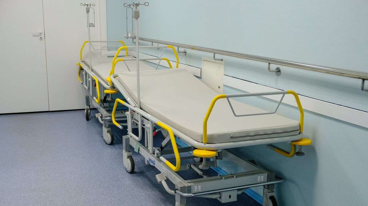 Функциональная кровать в коридоре больницы