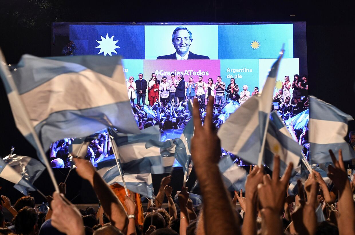 Сторонники Альберто Фернандеса празднуют его победу на выборах президента, Аргентина
