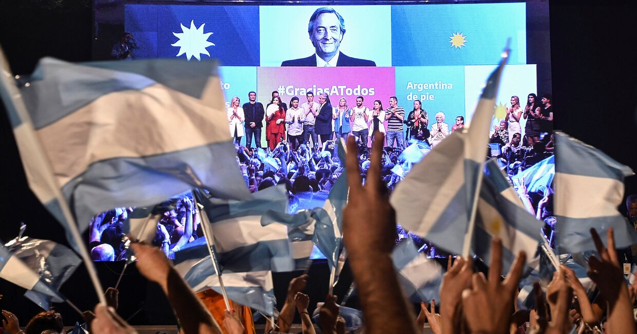 Сторонники Альберто Фернандеса празднуют его победу на выборах президента, Аргентина