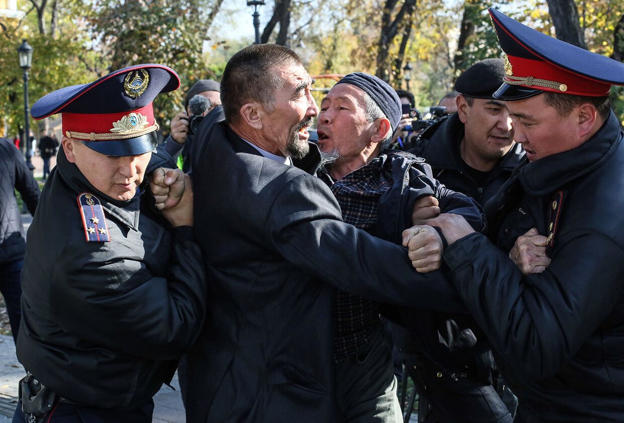 Казахстанская полиция задерживает протестующих в Алматы, Казахстан