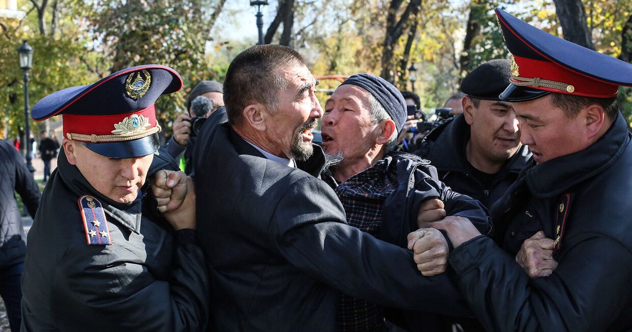 Казахстанская полиция задерживает протестующих в Алматы, Казахстан