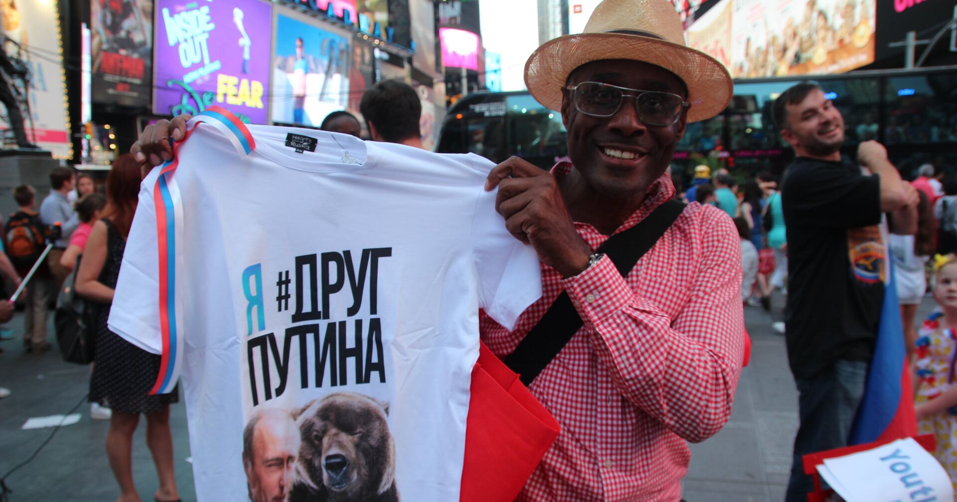Мужчина на улице в Нью-Йорке демонстрирует футболку с изображением российского президента - ИноСМИ, 1920, 20.03.2021