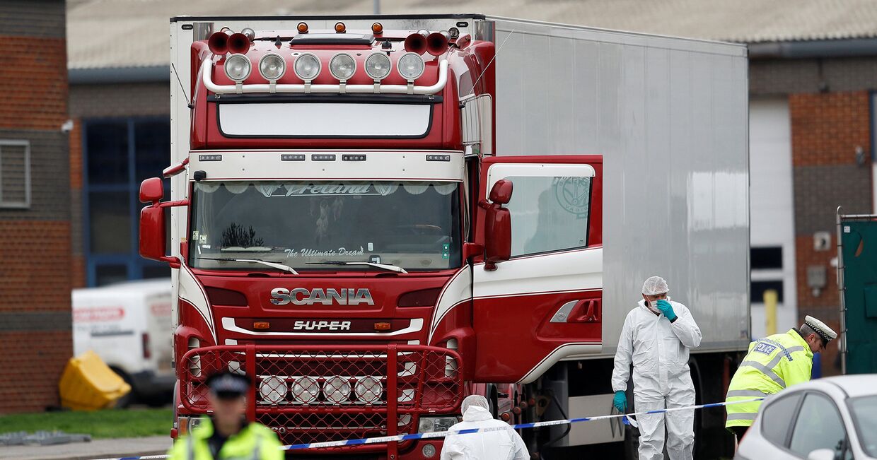 Полиция у грузовика, где были обнаружены тела в Грейсе, Эссекс, Великобритания