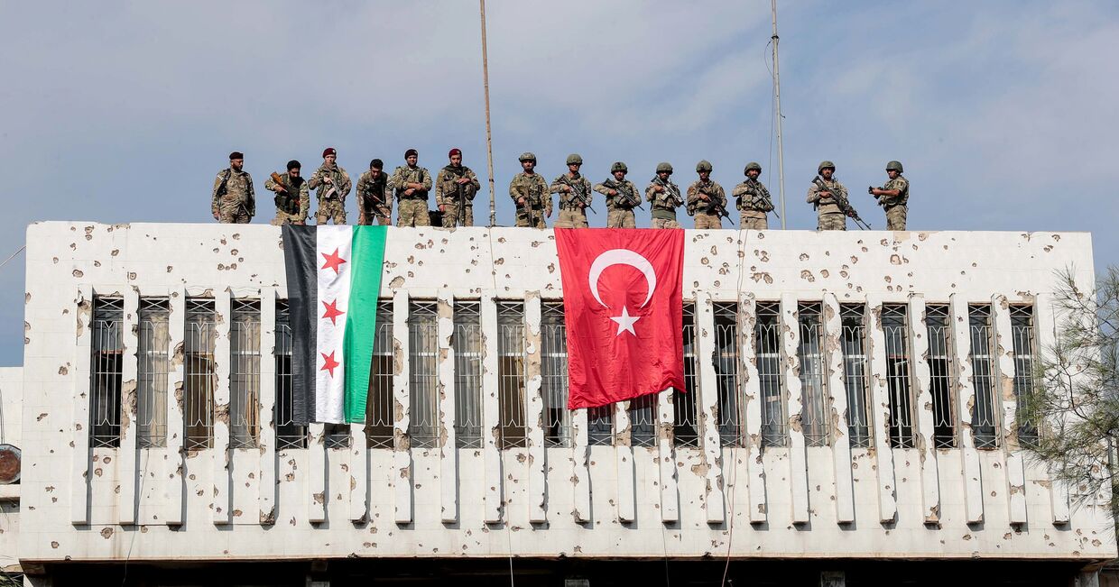 Поддерживаемые Турцией сирийские повстанцы и турецкие солдаты в пограничном городе Рас-Аль-Айн, Сирия
