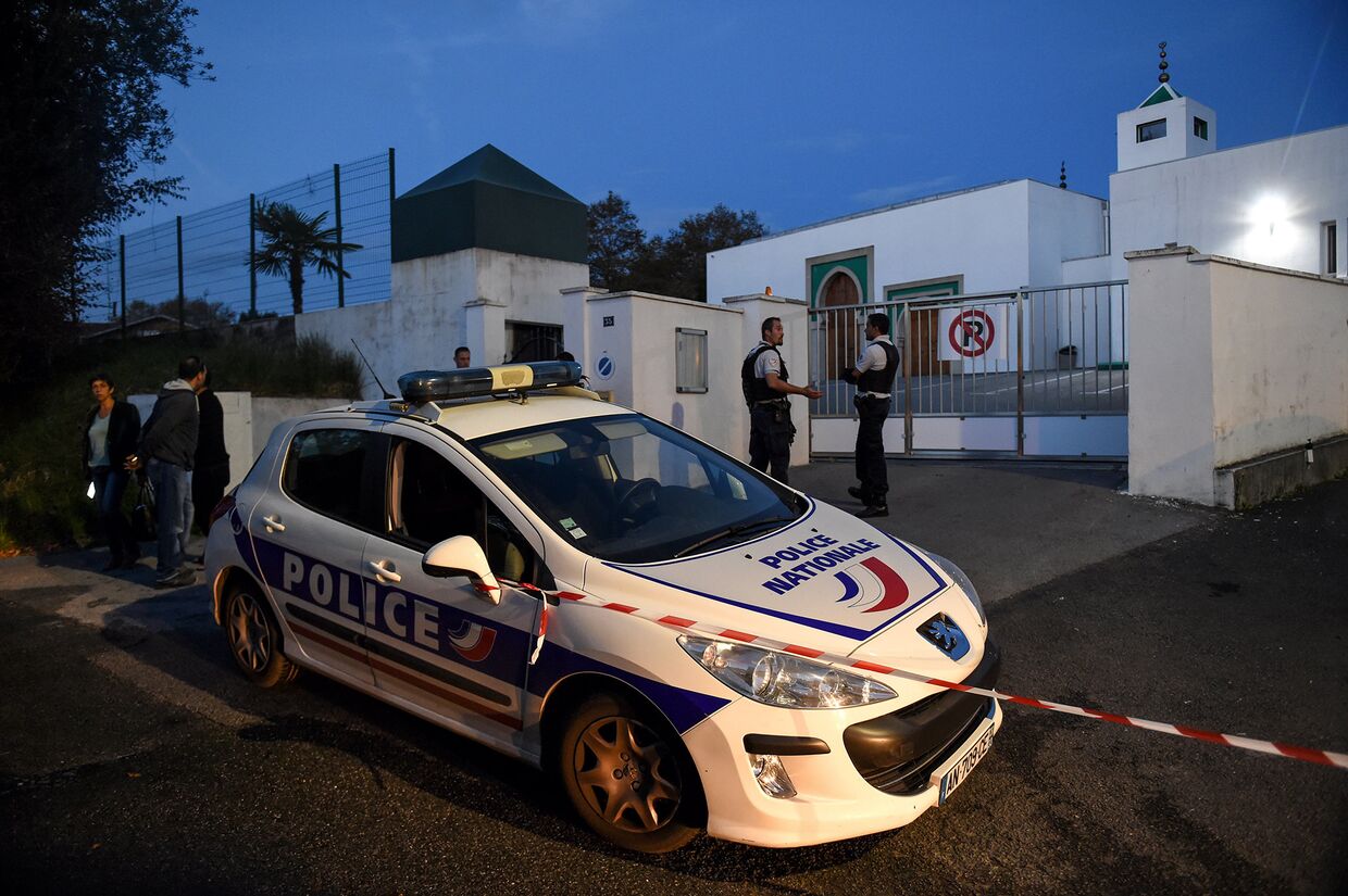 Французские полицейские перед мечетью Байонны, где два человека были ранены в результате стрельбы