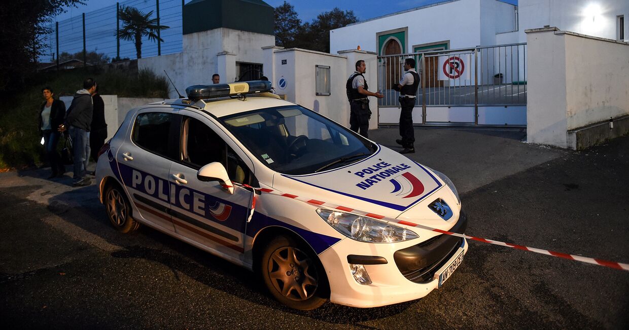Французские полицейские перед мечетью Байонны, где два человека были ранены в результате стрельбы