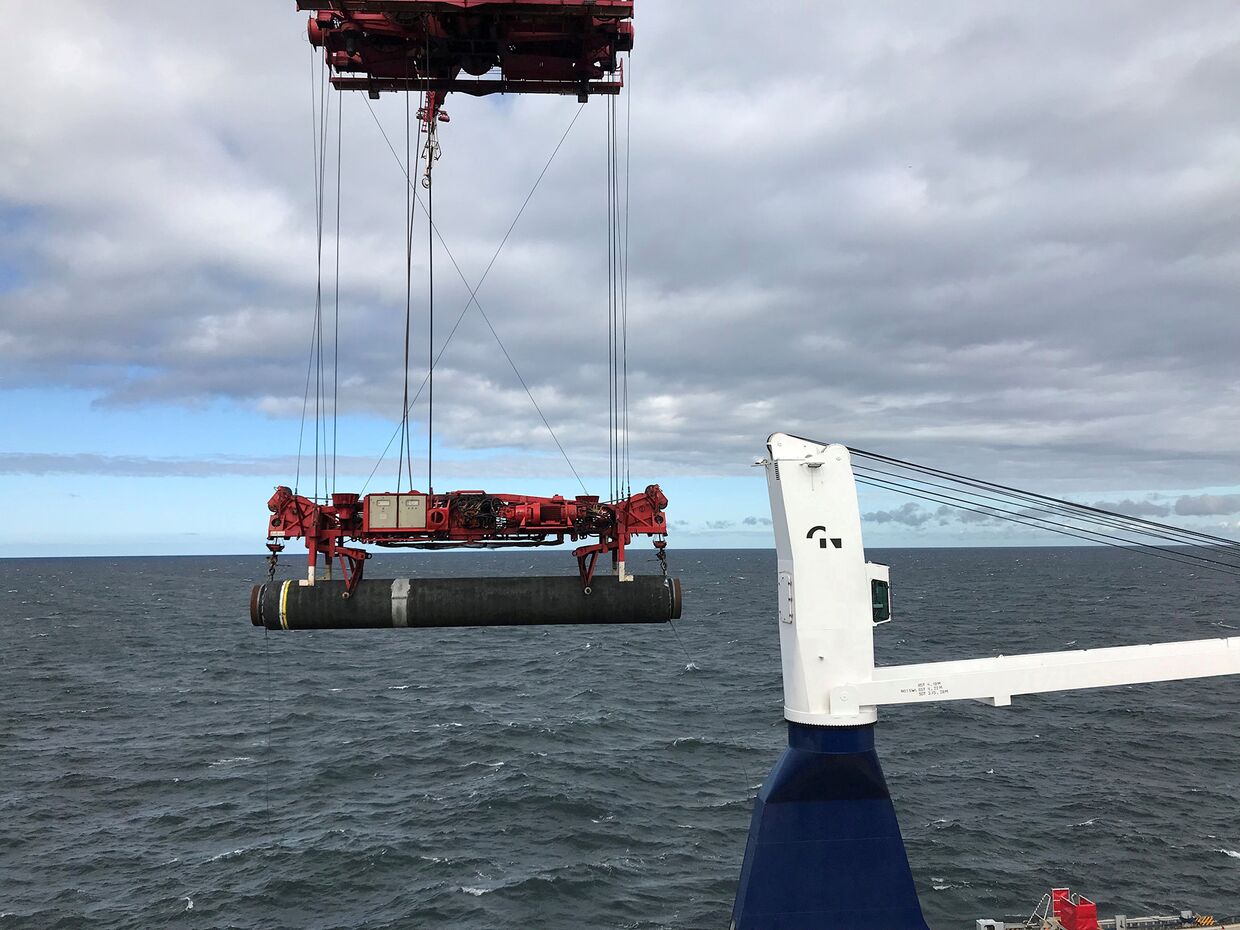 Глубоководный трубоукладчик Allseas Solitaire прокладывает трубу для газопровода Nord Stream 2 в Балтийском море