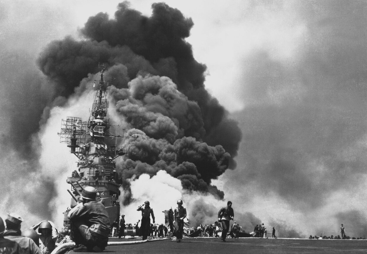 Авианосец «Банкер-Хилл» горит после попадания в него камикадзе, вид с полётной палубы