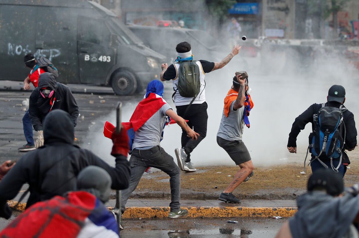 Участники антиправительственых протестов в Сантьяго, Чили