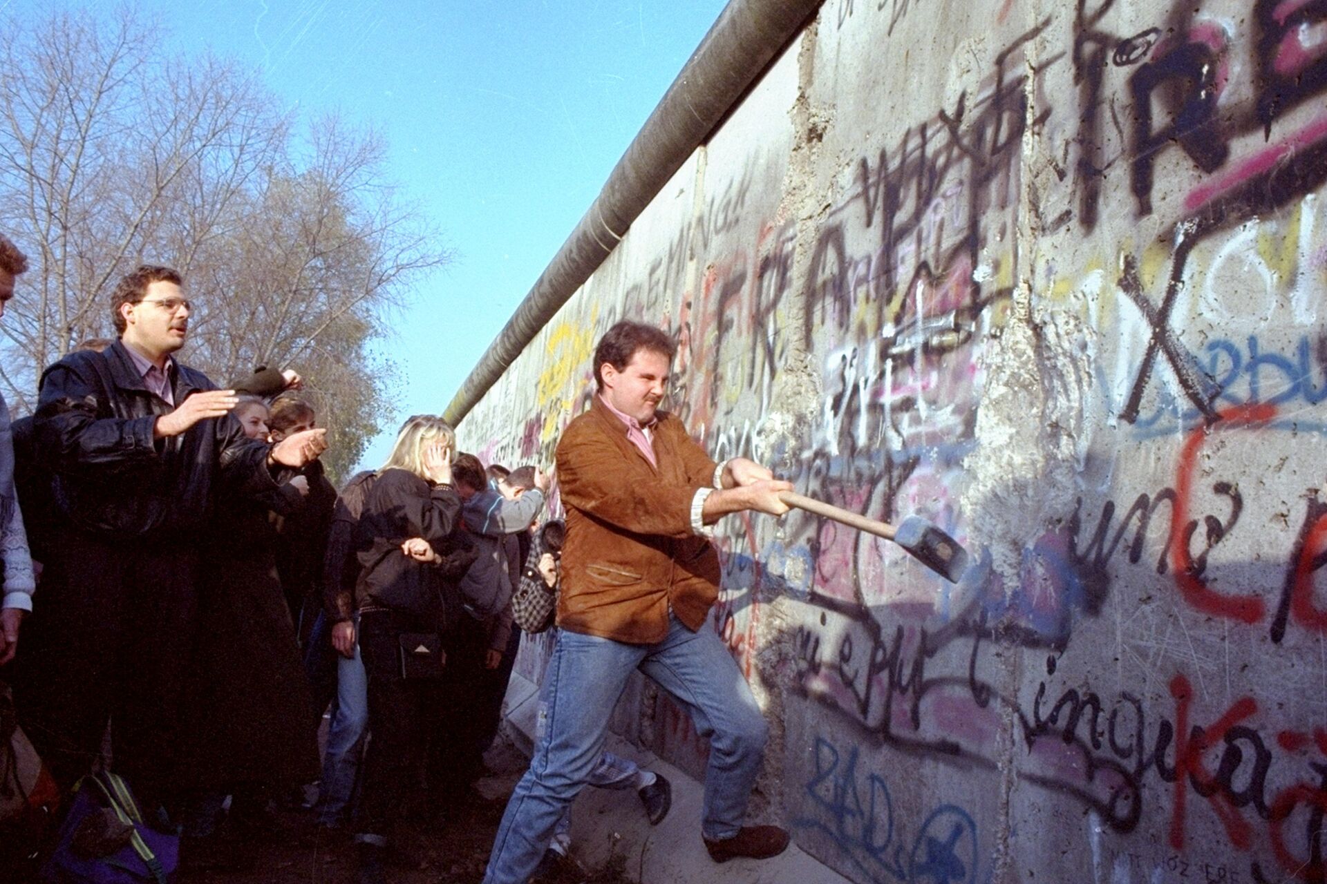 Жители Западного Берлина разрушают Берлинскую стену возле Потсдамской площади - ИноСМИ, 1920, 04.10.2021
