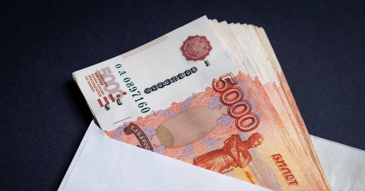 Конверт с российскими рублями