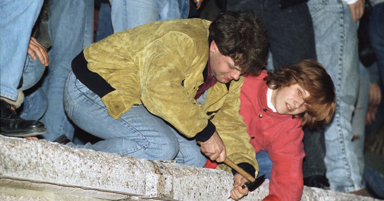 Берлинцы разрушают Берлинскую стену 11 ноября 1989 года