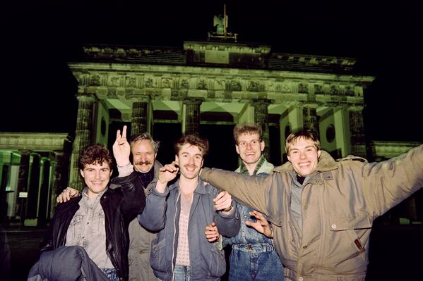 Молодые берлинцы радуются открытию Бранденбургских ворот