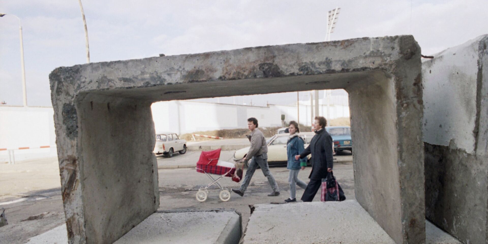 Фрагменты Берлинской стены на Потсдамской площади в Берлине в ноябре 1989 года - ИноСМИ, 1920, 19.10.2025