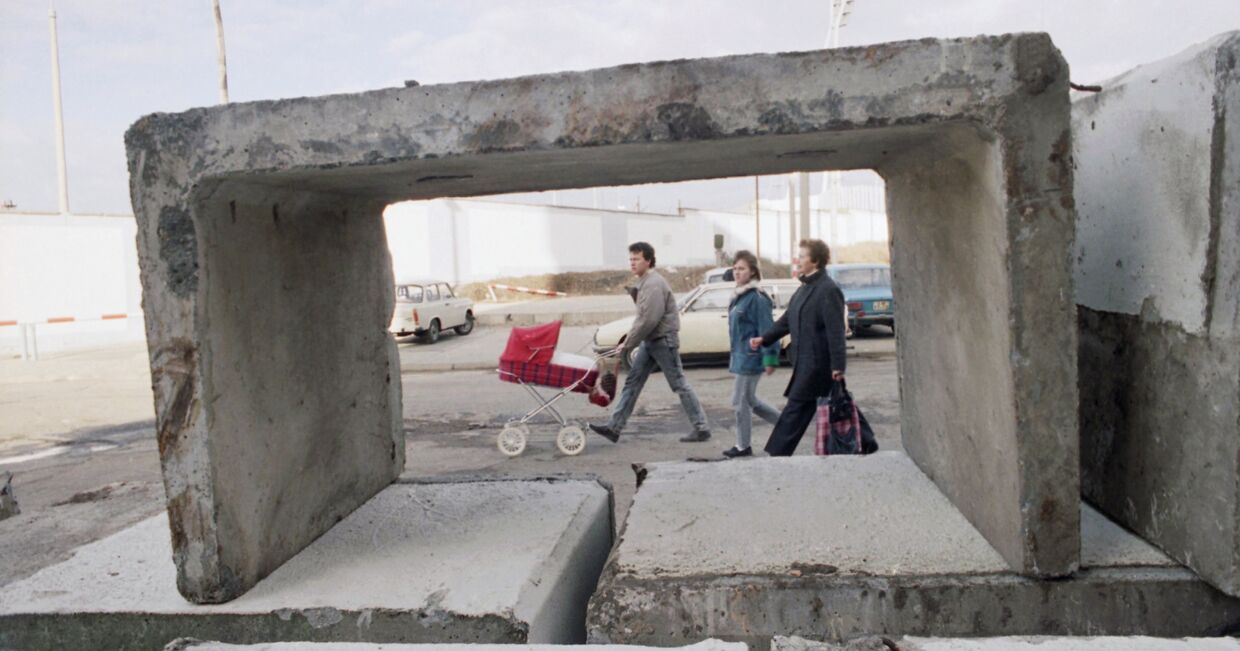 Фрагменты Берлинской стены на Потсдамской площади в Берлине в ноябре 1989 года
