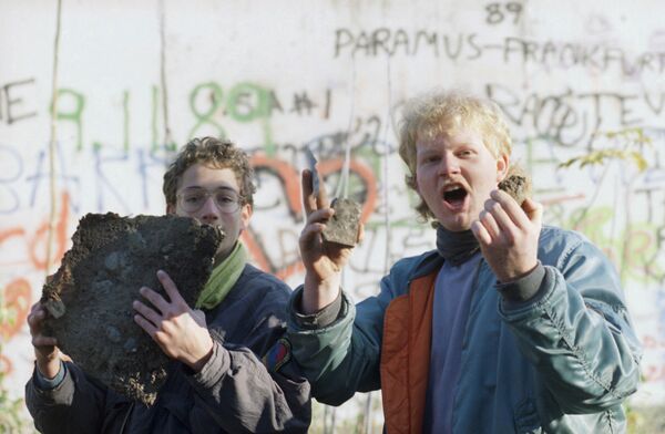 Берлинские школьники хвастаются фрагментами Берлинской стены у Бранденбургских ворот