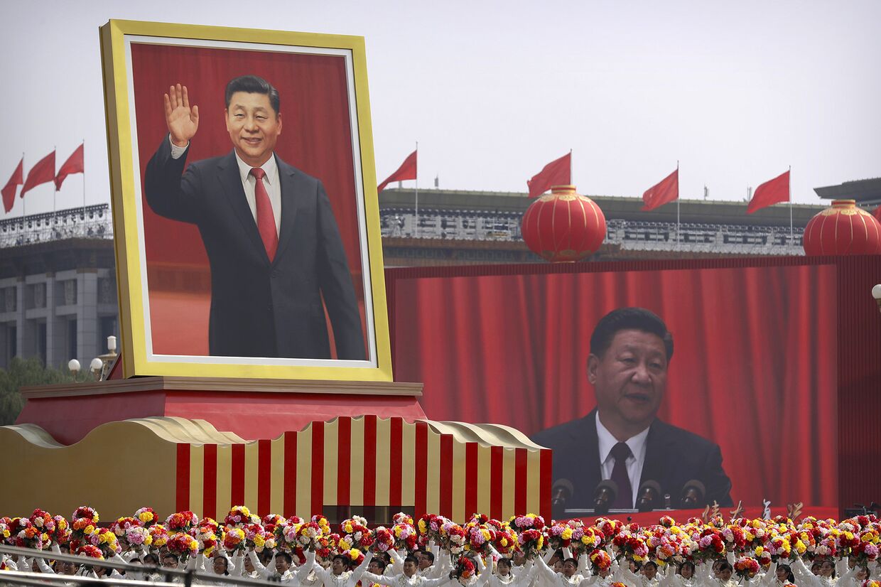 Портреты председателя КНР Си Цзиньпина во время парада к 70-летию образования Китая в Пекине