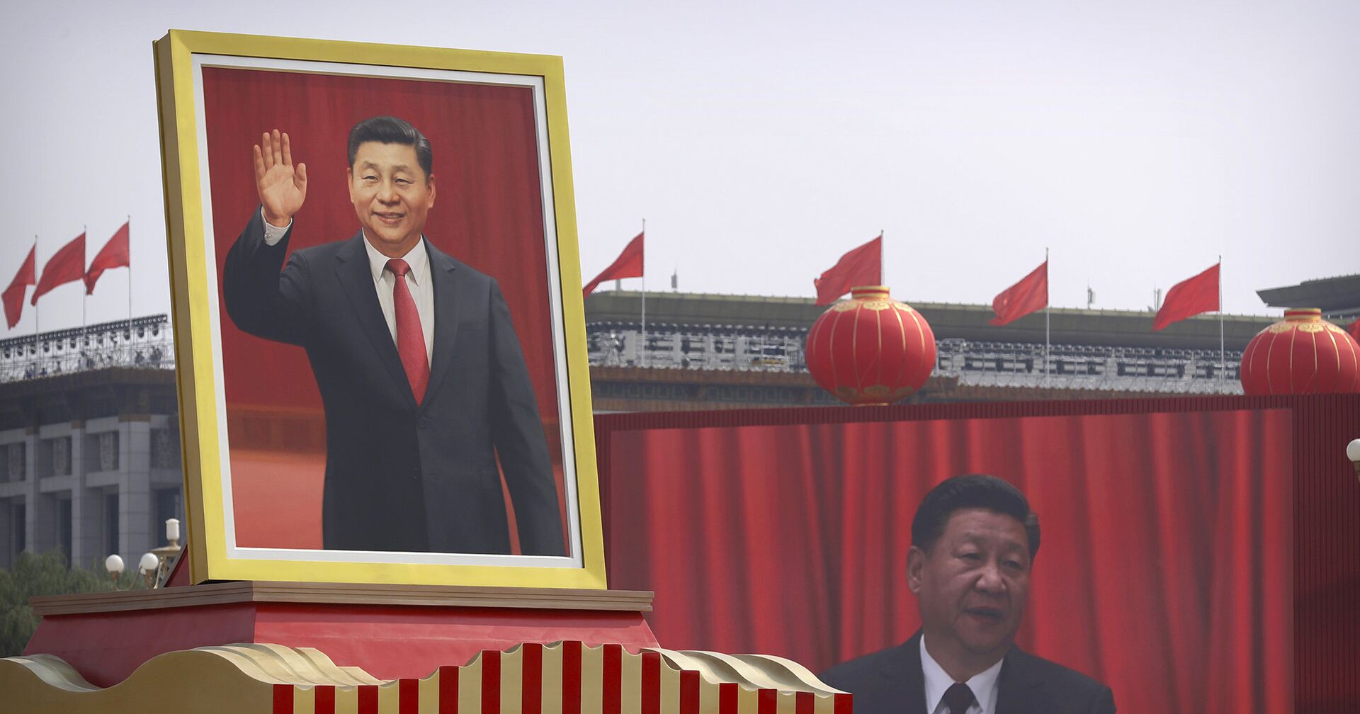 Портреты председателя КНР Си Цзиньпина во время парада к 70-летию образования Китая в Пекине - ИноСМИ, 1920, 05.02.2021