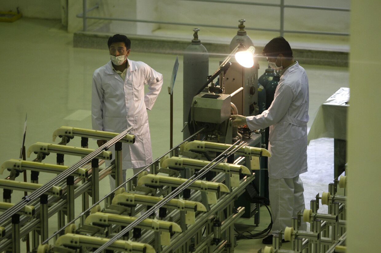 Иранские техники работают на заводе Фордо