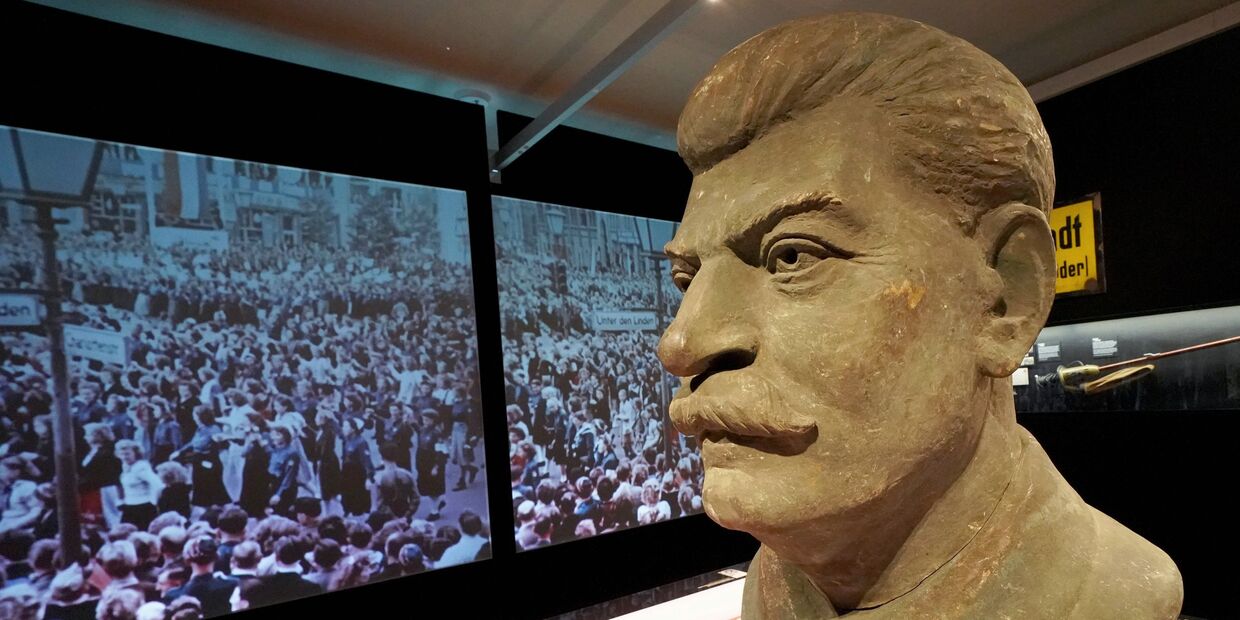 Бюст И. В. Сталина в выставочном зале мемориального комплекса Хоэншёнхаузен (бывшей тюрьме Штази в Берлине)