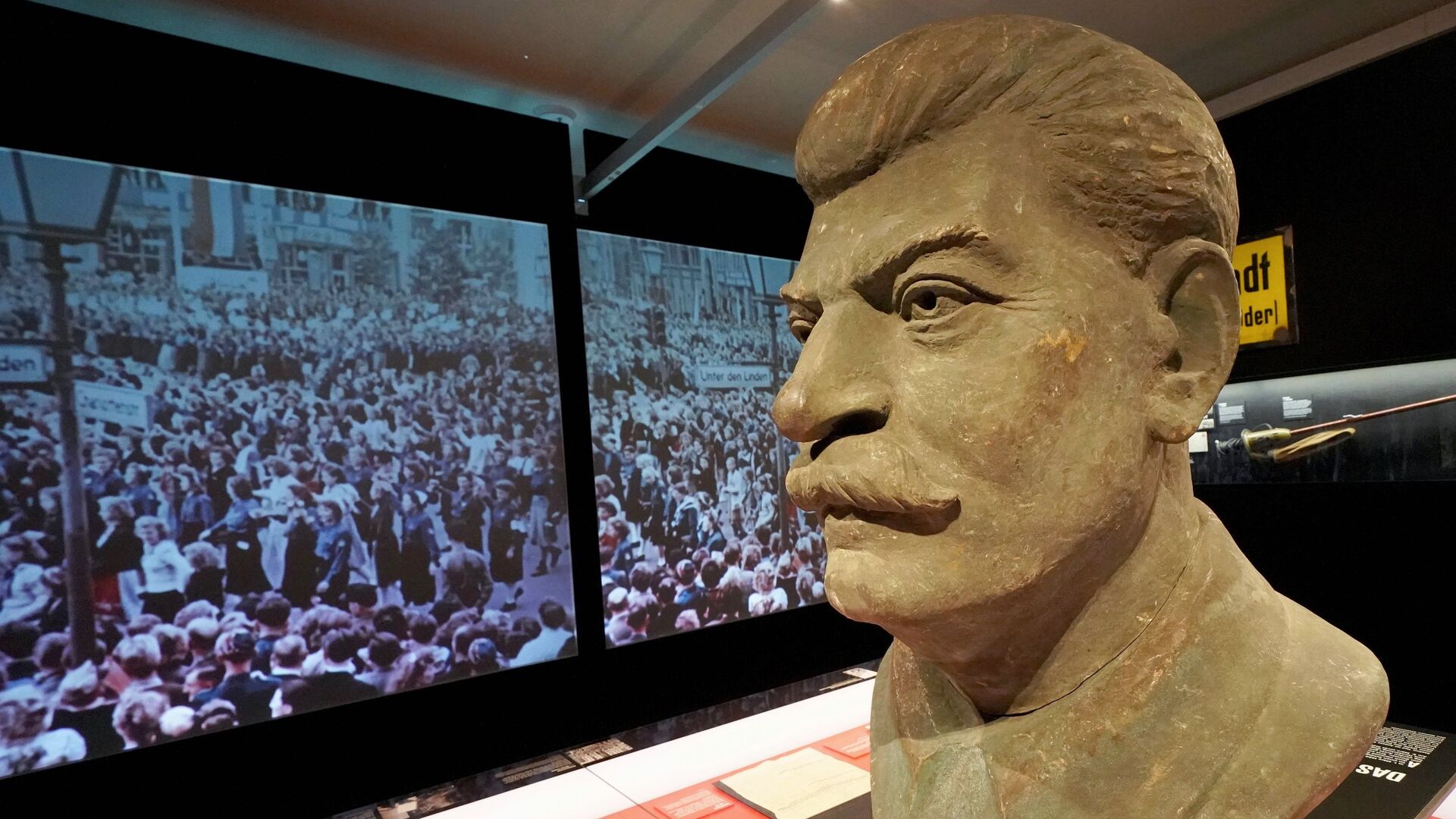 Бюст И. В. Сталина в выставочном зале мемориального комплекса Хоэншёнхаузен (бывшей тюрьме Штази в Берлине) - ИноСМИ, 1920, 20.02.2022