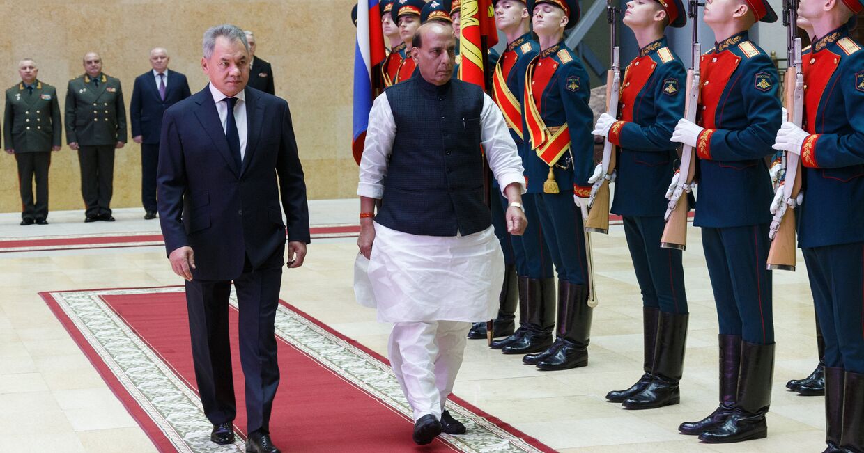 Встреча министров обороны РФ и Индии С. Шойгу и Р. Сингха в Москве