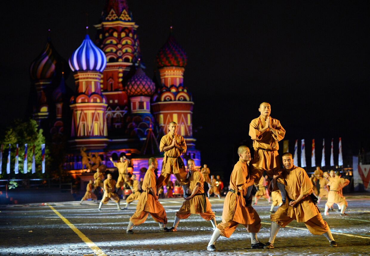 Монахи Шаолиньского монастыря (Китай) на открытии международного военно-музыкального фестиваля Спасская башня на Красной площади в Москве