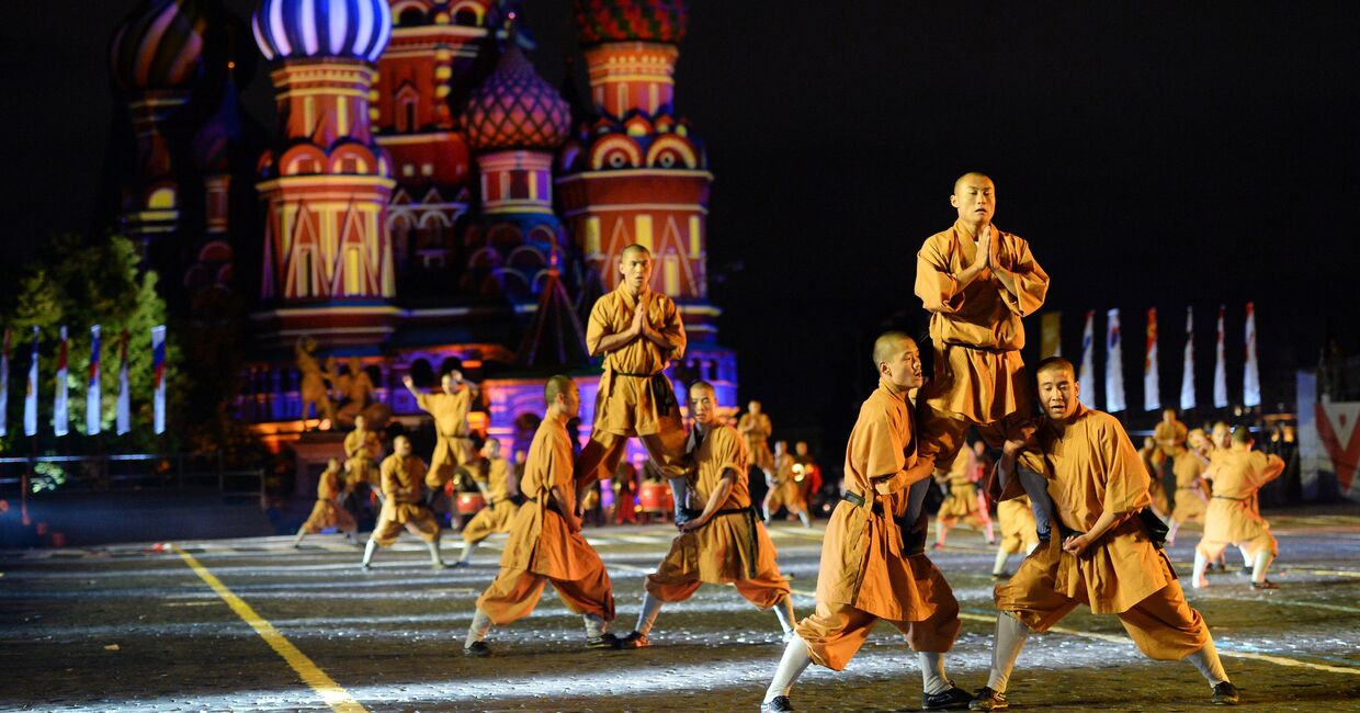 Монахи Шаолиньского монастыря (Китай) на открытии международного военно-музыкального фестиваля Спасская башня на Красной площади в Москве