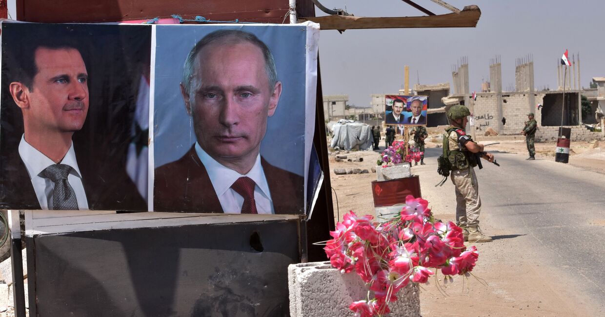 Плакаты президента РФ Владимира Путина и президента Сирии Башара Асада на контрольно-пропускном пункте Абу-Духур