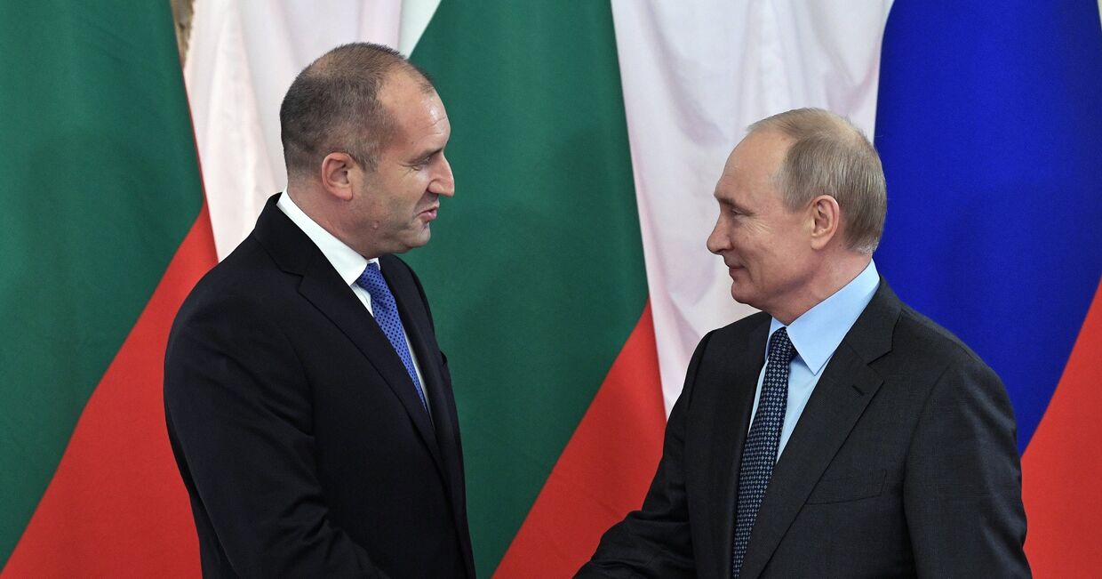 Президент РФ В. Путин и президент Болгарии Румен Радев на ПМЭФ