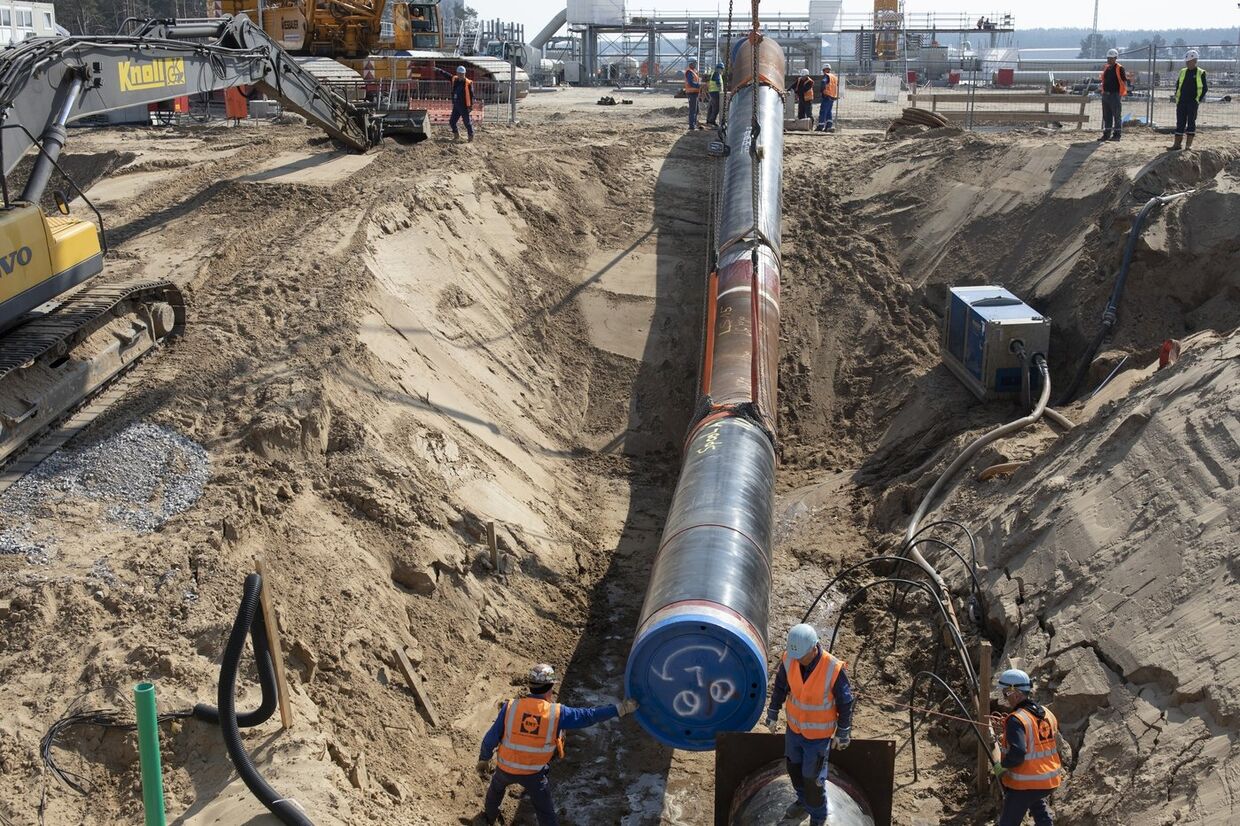 Установка криволинейных участков газопровода на строительной площадке в Любмине